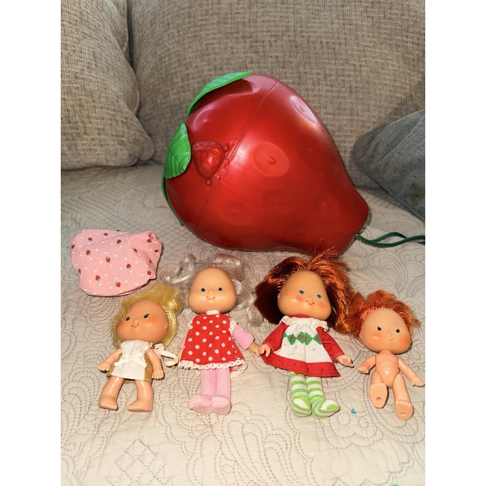 1980s Vintage Strawberry Shortcake Big Berry Carry Case & Four Dolls